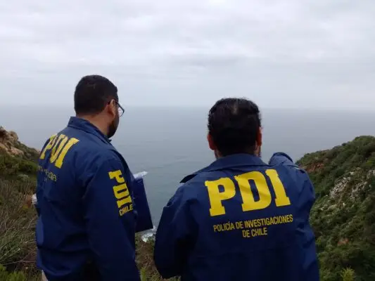 Encuentran cadáver envuelto con una frazada en un acantilado de Valparaíso