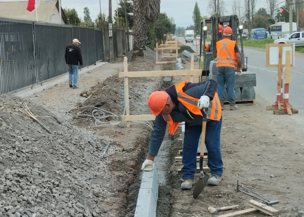 Municipio de Molina avanza en recambio total de veredas y espacios públicos en Avenida Quechereguas
