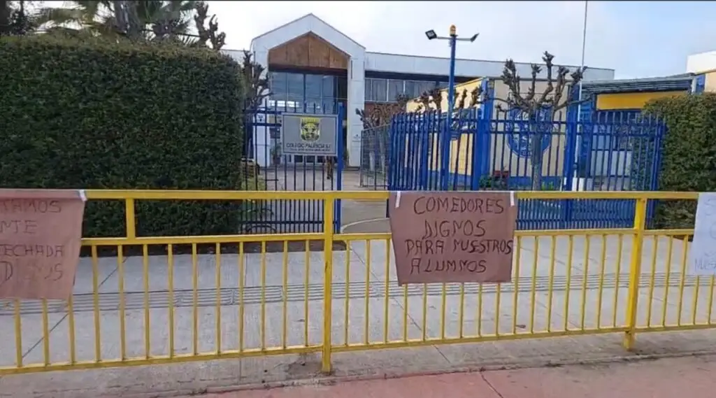 Apoderados y alumnos de Colegio Palencia de Curicó realizan protesta exigiendo mejoras