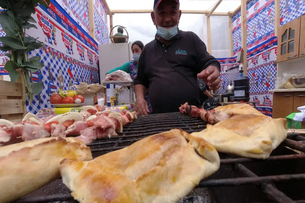 Ramaderos curicanos comienzan a instalar puestos en Estadio La Granja para celebrar las Fiestas Patrias