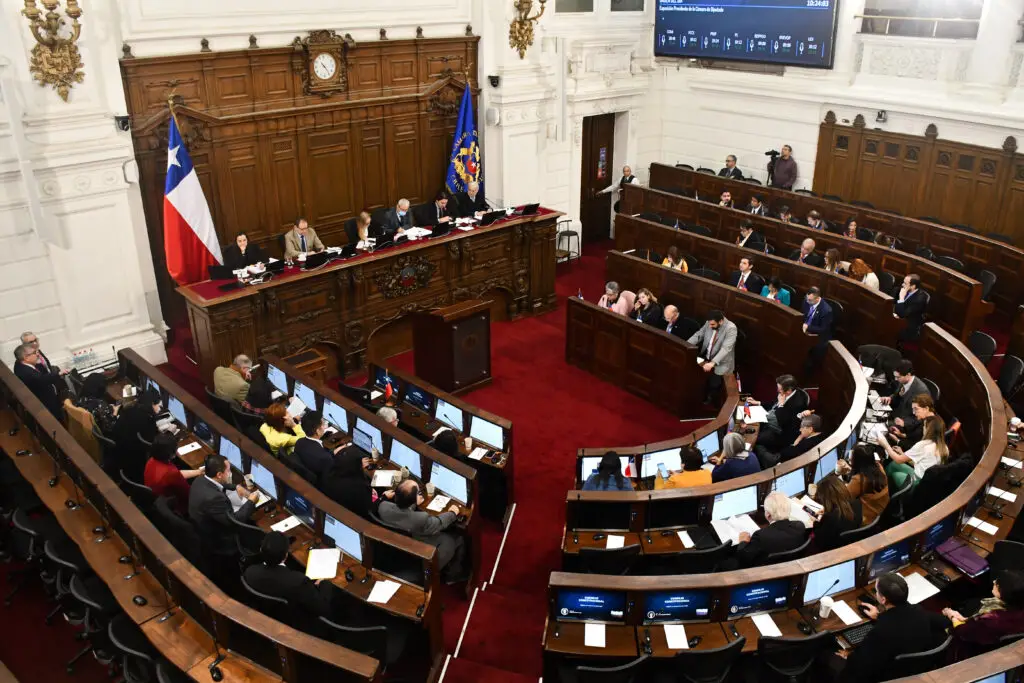 Un 64% cree que el país necesita una nueva Constitución, pero un 59% votaría en contra en el Plebiscito según encuesta
