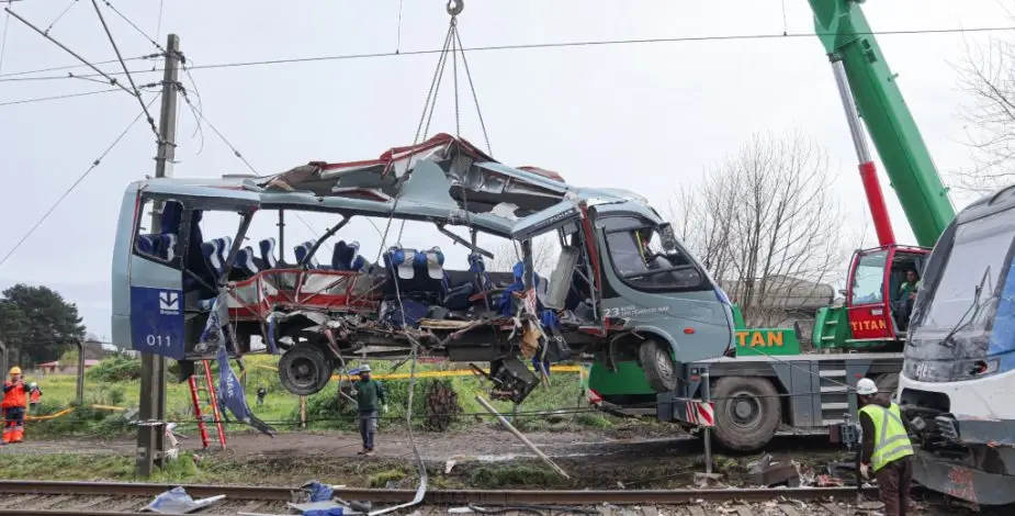 Tribunal de San Pedro de La Paz dejó en prisión preventiva a chofer de microbús que colisionó con tren y dejó siete muertos