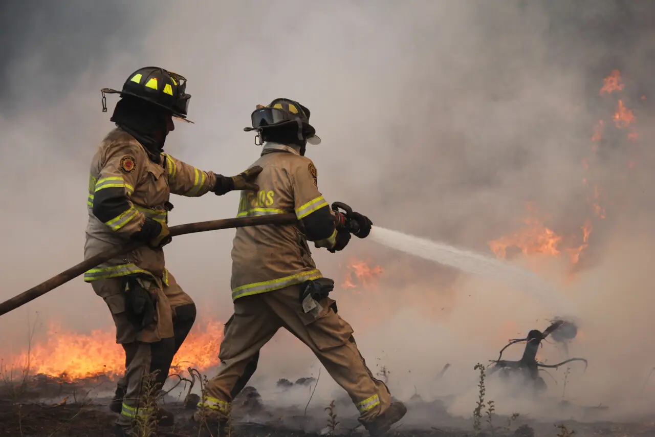 Robar a los Héroes: Alerta por la pérdida de respeto a Bomberos de Chile