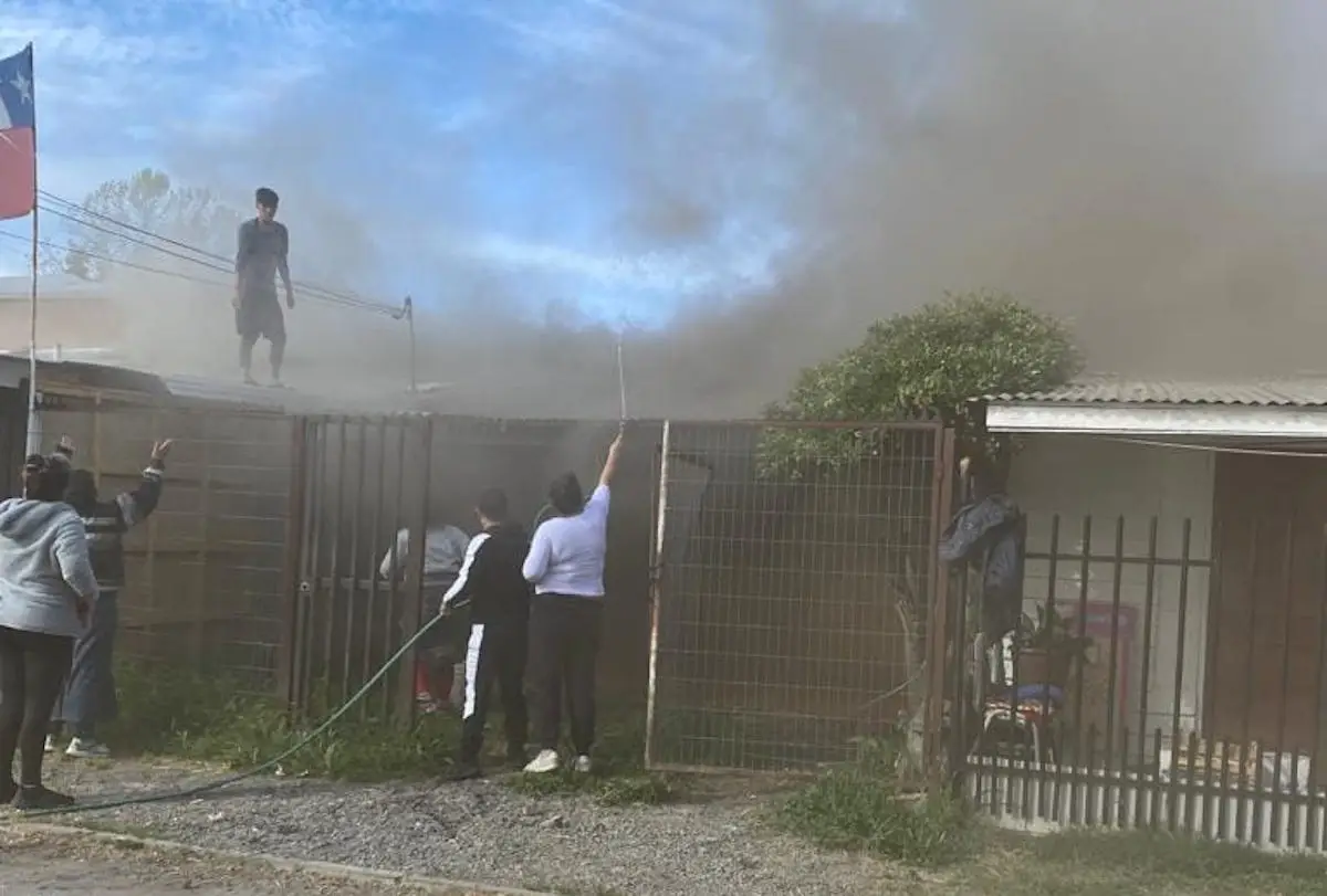 Incendio destruye una vivienda en Villa El Manzano de La Obra