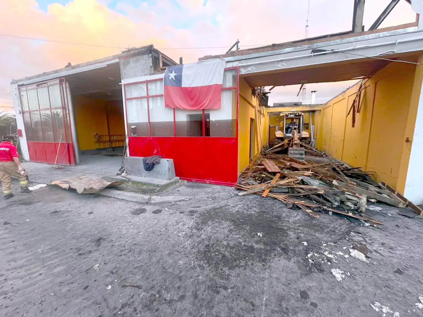 Municipio de Rauco postulará en enero proyecto para recuperar cuartel de Bomberos incendiado