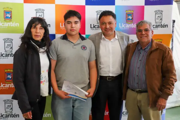 Municipio de Licantén entregó beca de inglés a estudiante Juan José Quiero Correa
