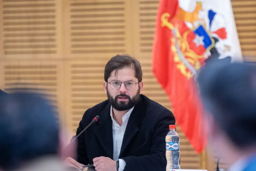Presidente Boric alcanza su aprobación más alta en 13 meses según encuesta