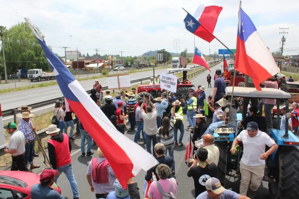 Agricultores de la Cuenca del Mataquito se reunieron con ministro Valenzuela y exigen plazos para entrega de ayudas