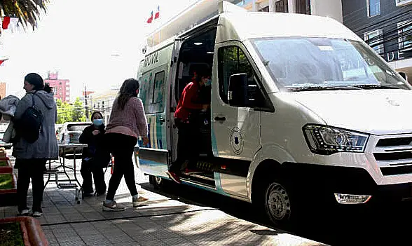Clínica móvil toma examen del PAP a mujeres de Curicó en la plaza de armas