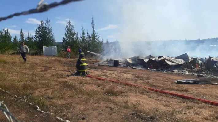Incendio destruye casa deshabitada en Lomas de Hualañé