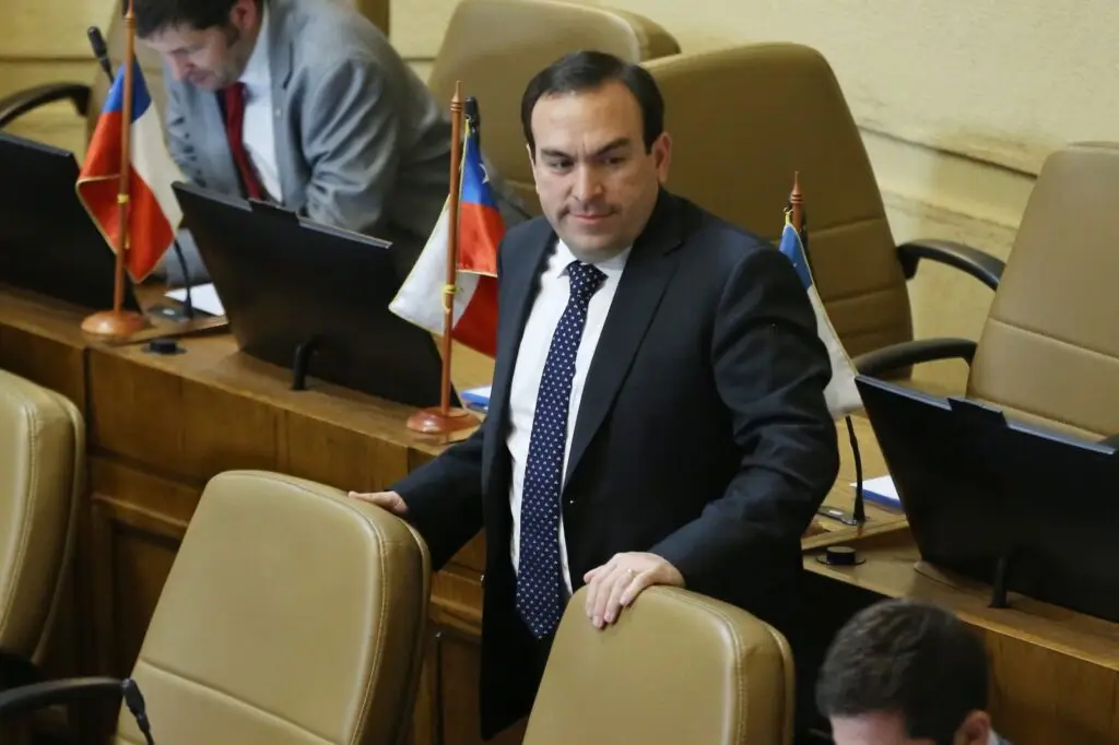 Diputado Donoso pide agilizar proyecto que da hasta 20 años de cárcel a quienes roben vehículos con menores en su interior
