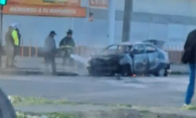 Colectivo a gas se incendió en avenida Cloroformo Valenzuela