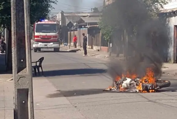 Incendian motocicleta robada en Población Prosperidad de Curicó