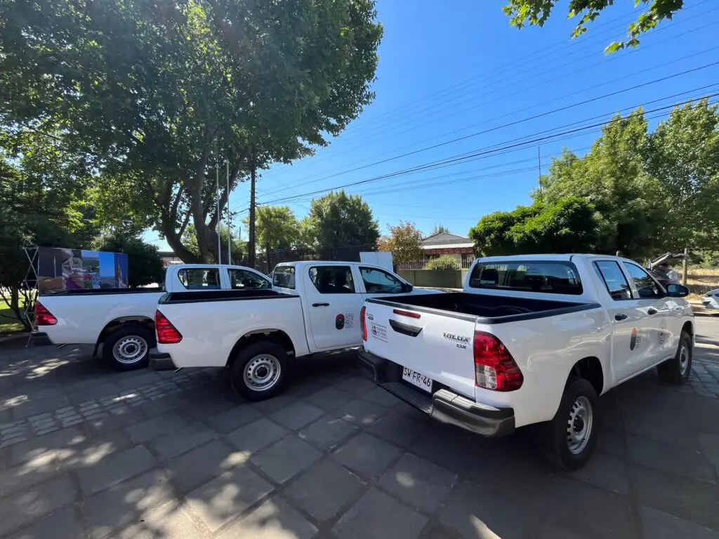 Gobierno Regional del Maule entregó nuevas camionetas al municipio de Cauquenes