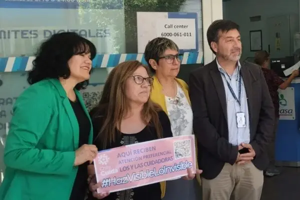 Cuidadores de personas en discapacidad tendrán prioridad de atención en Fonasa