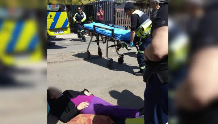 Adulta mayor de Curicó lesionada por caída estuvo más de una hora tendida en la calle por falta de ambulancia