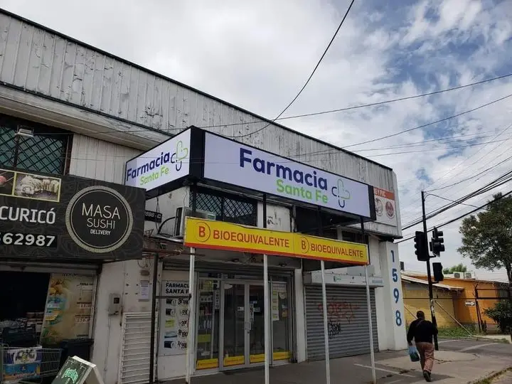 Sujetos armados asaltaron Farmacia Santa Fe de Curicó e hirieron a un empleado