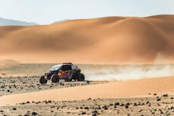 Hijo de Niki Lauda ayudó a Chaleco tras quedar atascado en un río en el Dakar