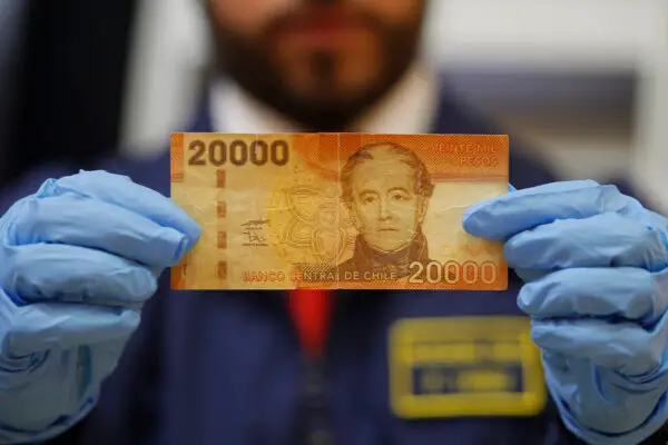 Detienen a hombre por pagar cervezas con billete falso en Cauquenes: Portaba más de $2 millones en dinero falsificado