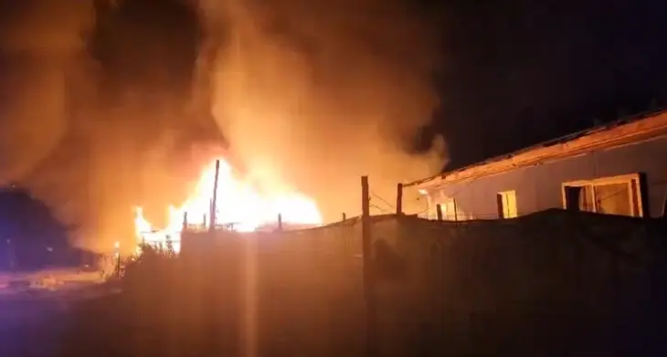 Hombre muere en incendio de bus que utilizaba como vivienda en Teno