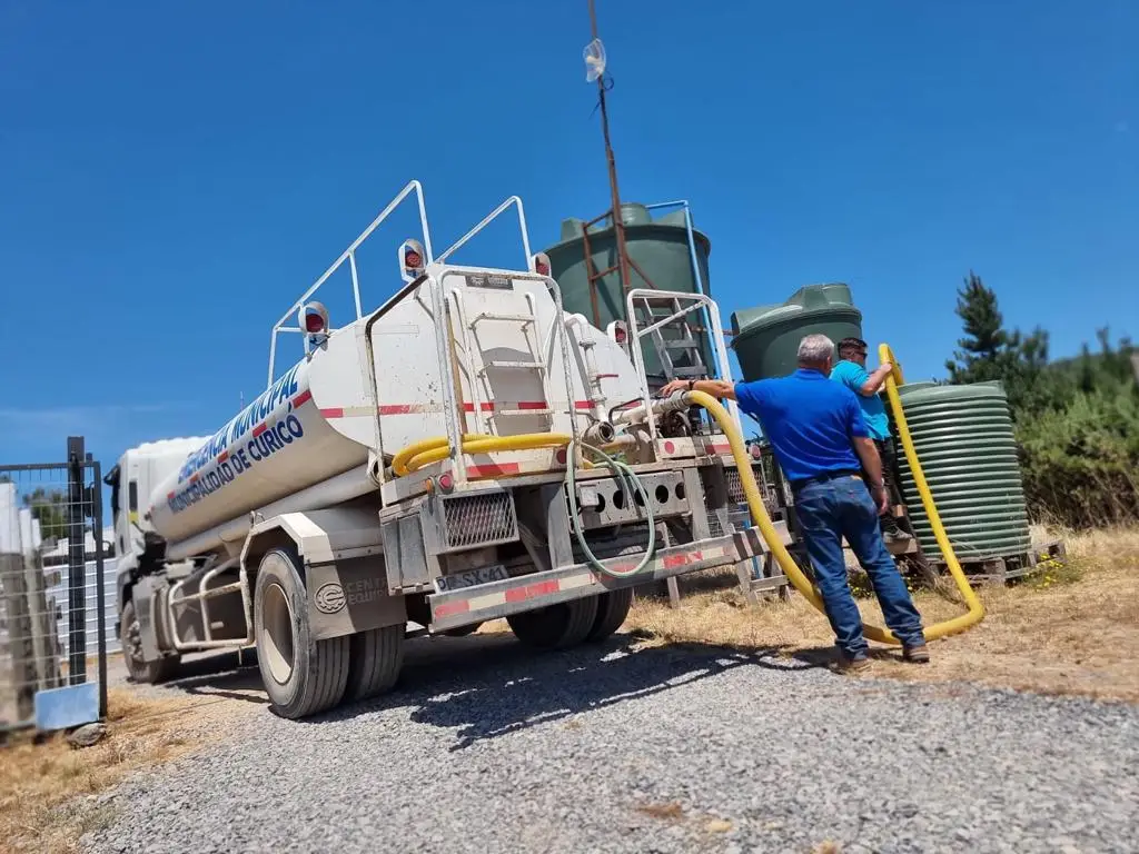 Municipio de Curicó continúa distribución de agua y aplicación de ficha FIBEH en Teno