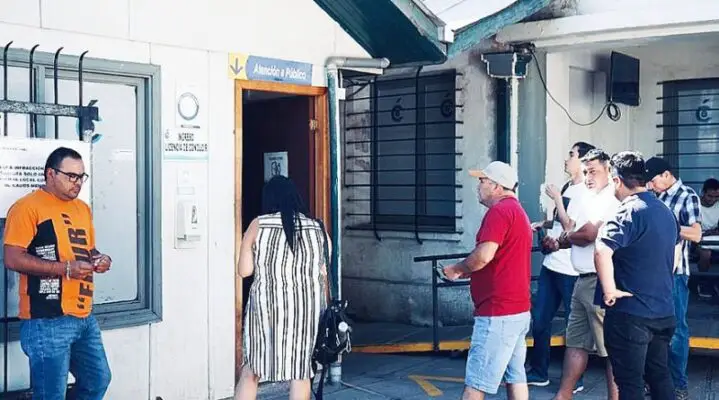 Persona de la tercera edad denuncia discriminación tras renovar su licencia de conducir en Curicó