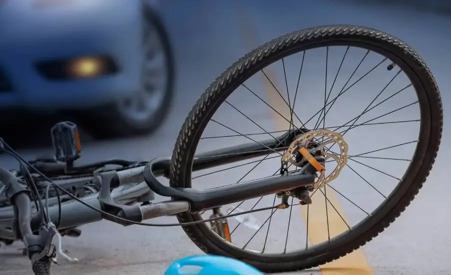 Ciclista en riesgo vital tras ser colisionado por camioneta en Curicó