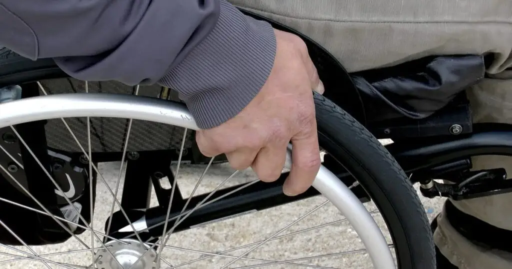 Padre pide ayuda para operar a hijo con enfermedad que quedó en silla de ruedas tras accidente