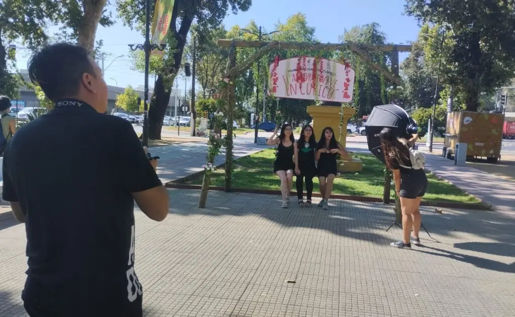 Columpio de San Valentín se instaló en Avenida Manso de Velasco en Curicó en el Día de los Enamorados