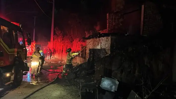 Vivienda resulta destruida por completo en incendio ocurrido a orillas del Lago Vichuquén