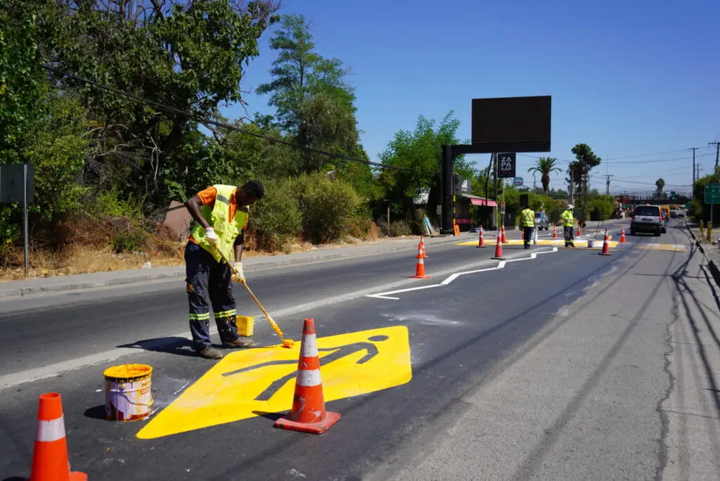 Municipio de Curicó realiza demarcación vial frente a establecimientos educacionales ante inicio de clases