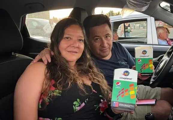 Parejas curicanas disfrutaron de “La Memoria Infinita” en autocinema en el Día de los Enamorados