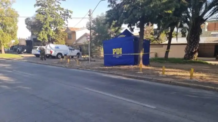 Mujer es hallada muerta en plazoleta curicana