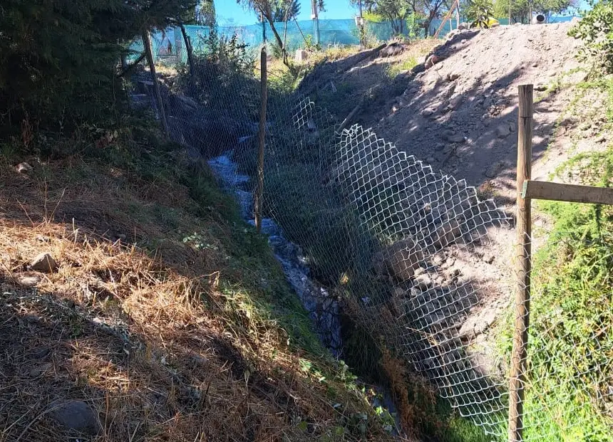 Vecinos de sector Las Quebradillas en Rauco denuncian a hombre que cercó terreno y cerró acceso a Estero La Palmilla