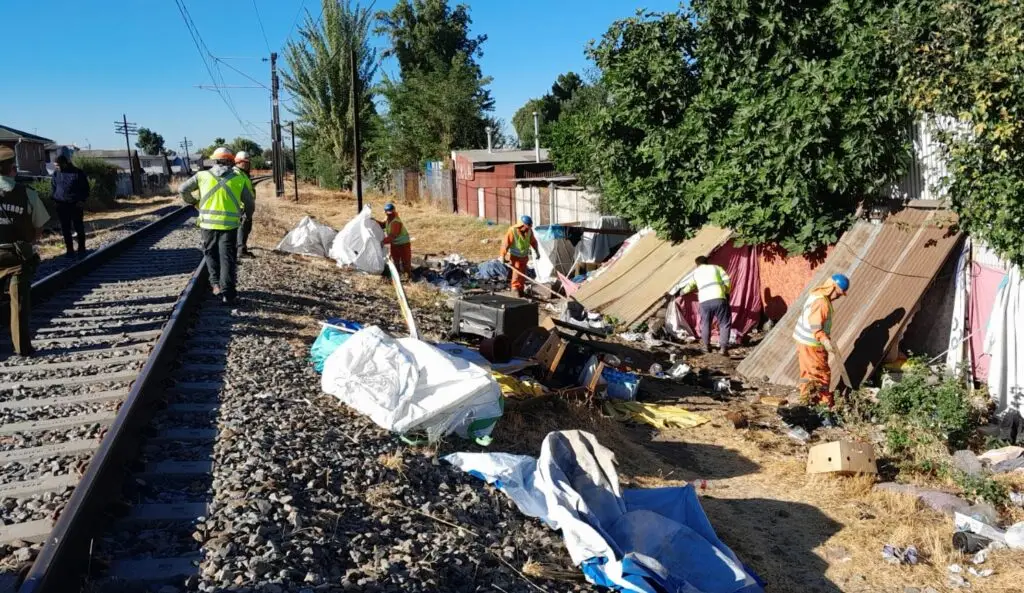 Carabineros y Seguridad Pública de Curicó retiraron rucos en costado de la línea férrea