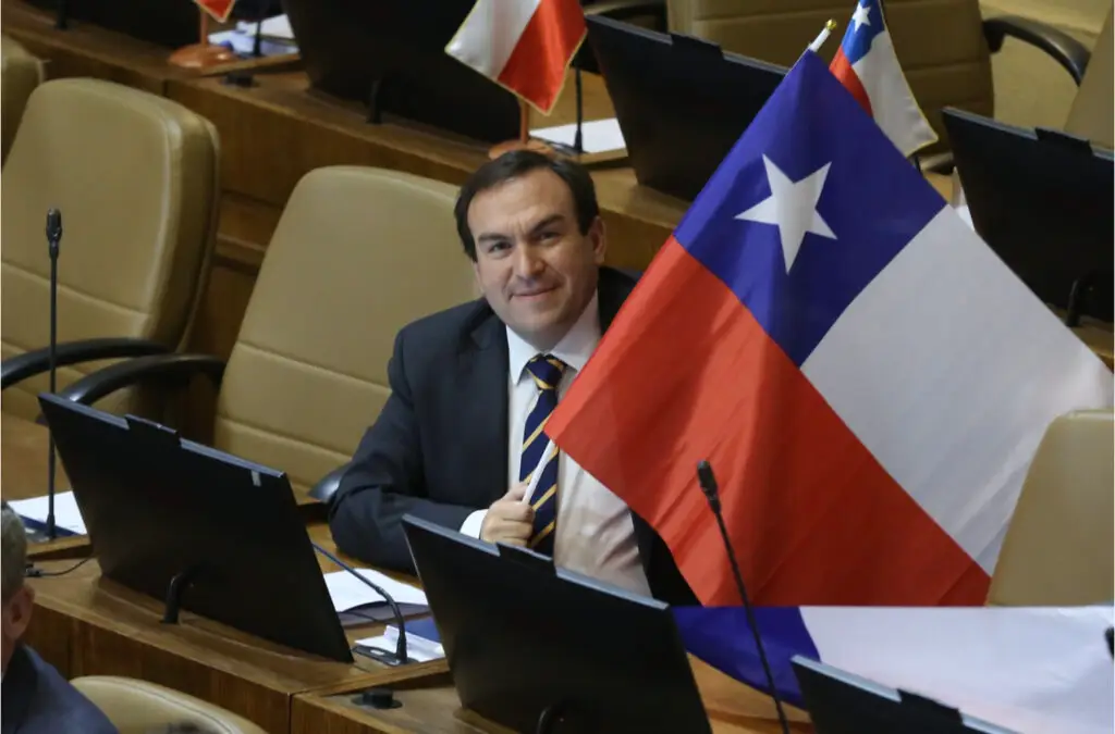 Diputado Donoso destacó avance de proyecto que obliga a colegios a entonar el himno nacional e izar la bandera