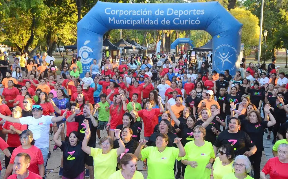 Exitosa zumbatón familiar cerró actividades de verano en Curicó
