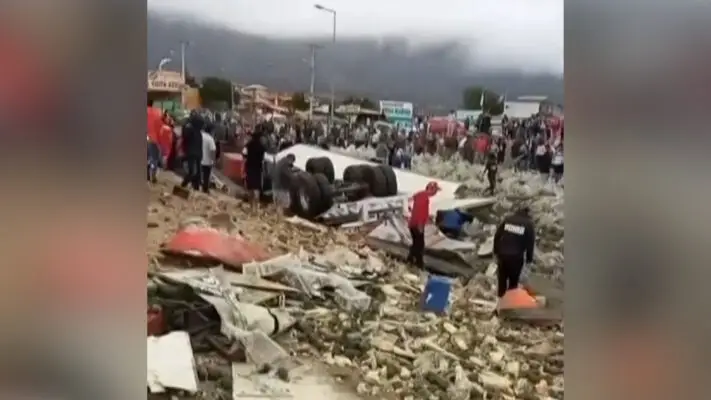 Saquean camión volcado mientras conductor fallecido seguía en el interior del vehículo