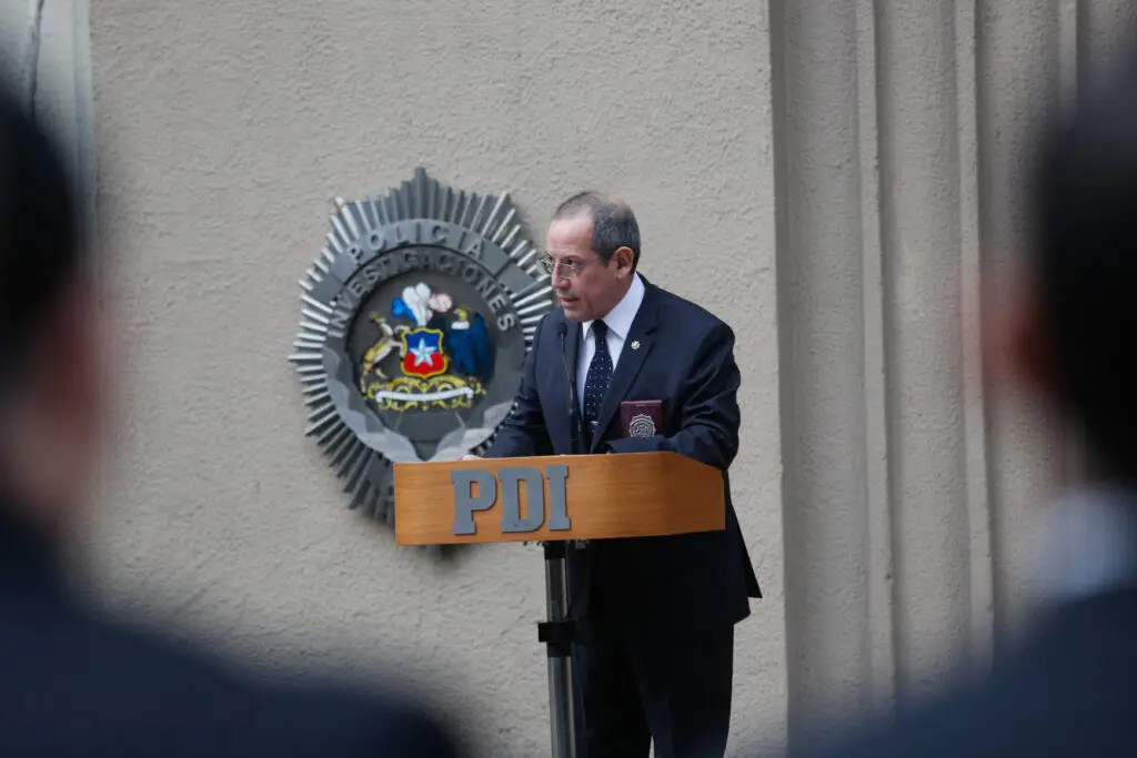 Aprobación de la PDI cae 26% tras renuncia y formalización del exdirector Sergio Muñoz
