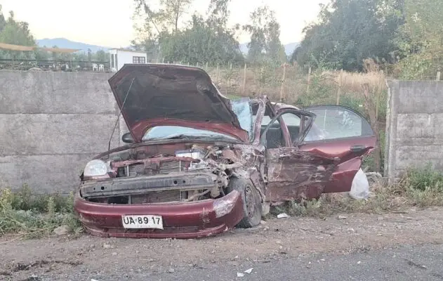 Conductor quedó en riesgo vital tras colisionar con minibús y chocar un muro en Romeral