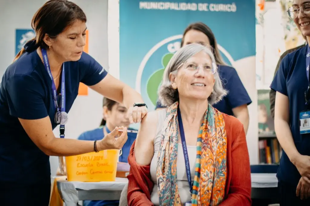 Seremi de Salud del Maule promueve vacunación contra la influenza en Curicó