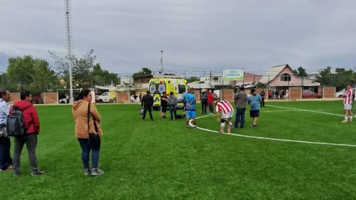 Futbolista amateur muere tras sufrir paro cardíaco mientras jugaba partido en Talca