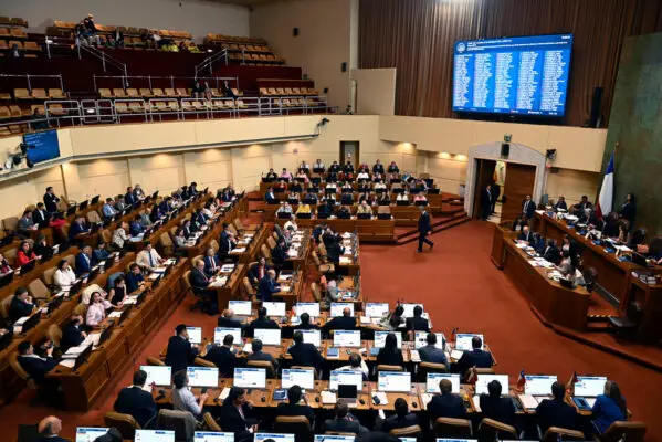 83% de los chilenos está de acuerdo con reducir la cantidad de parlamentarios, según encuesta