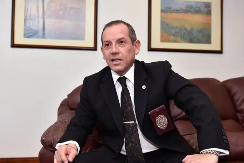 Dictan prisión preventiva para exdirector de la PDI por violación de secreto