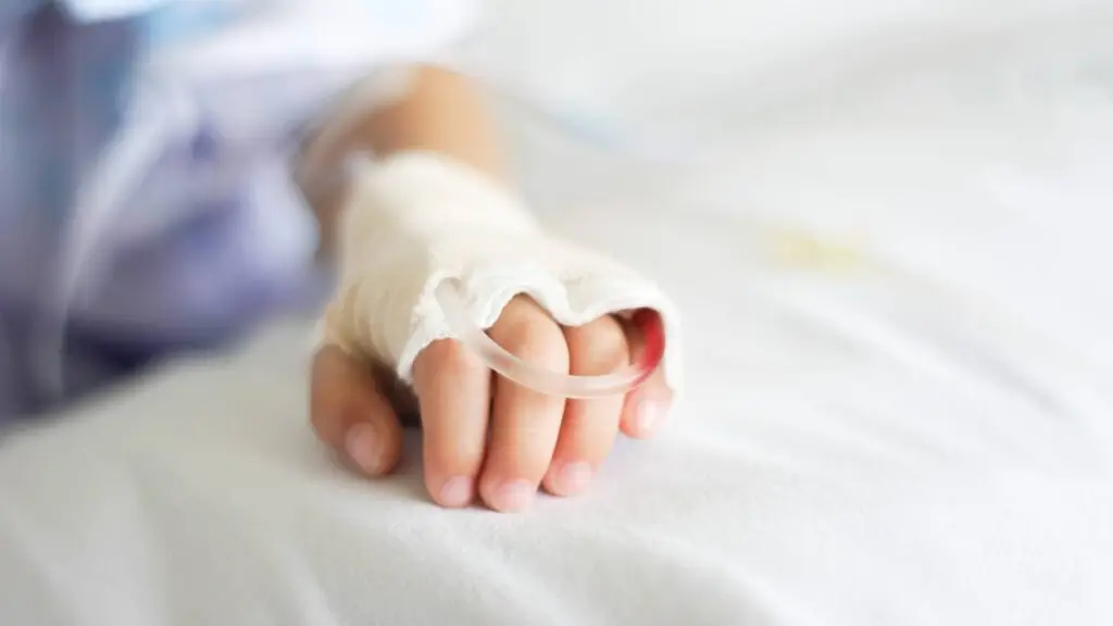 Padre denuncia a centro de eventos infantiles tras accidente de su hijo en cuadrimoto
