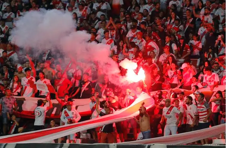 Dejan con arresto domiciliario total a hincha que intentó ingresar bengala a partido de Curicó Unido