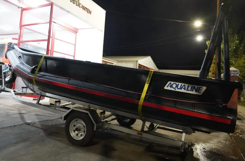 Municipio de Licantén entregó a Bomberos bote especial para emergencias náuticas