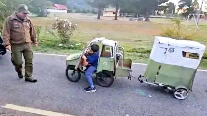 Carabineros invitó a patrullar a niño de Antuco que construyó su propio carro policial de cartón y témpera