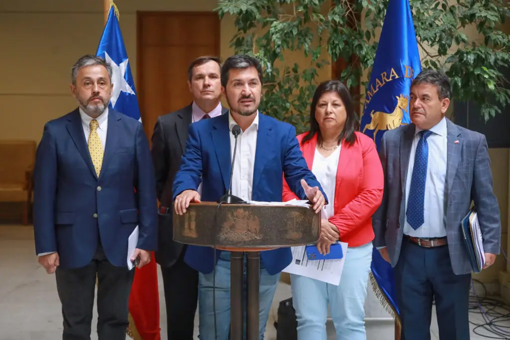 Diputado Hugo Rey presentó proyecto que tipifica como delito la contratación de migrantes ilegales