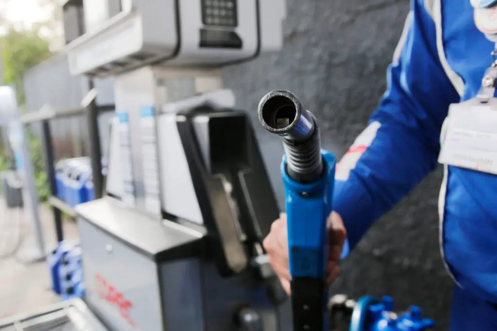 Enap informa alza en los precios de las bencinas desde este jueves